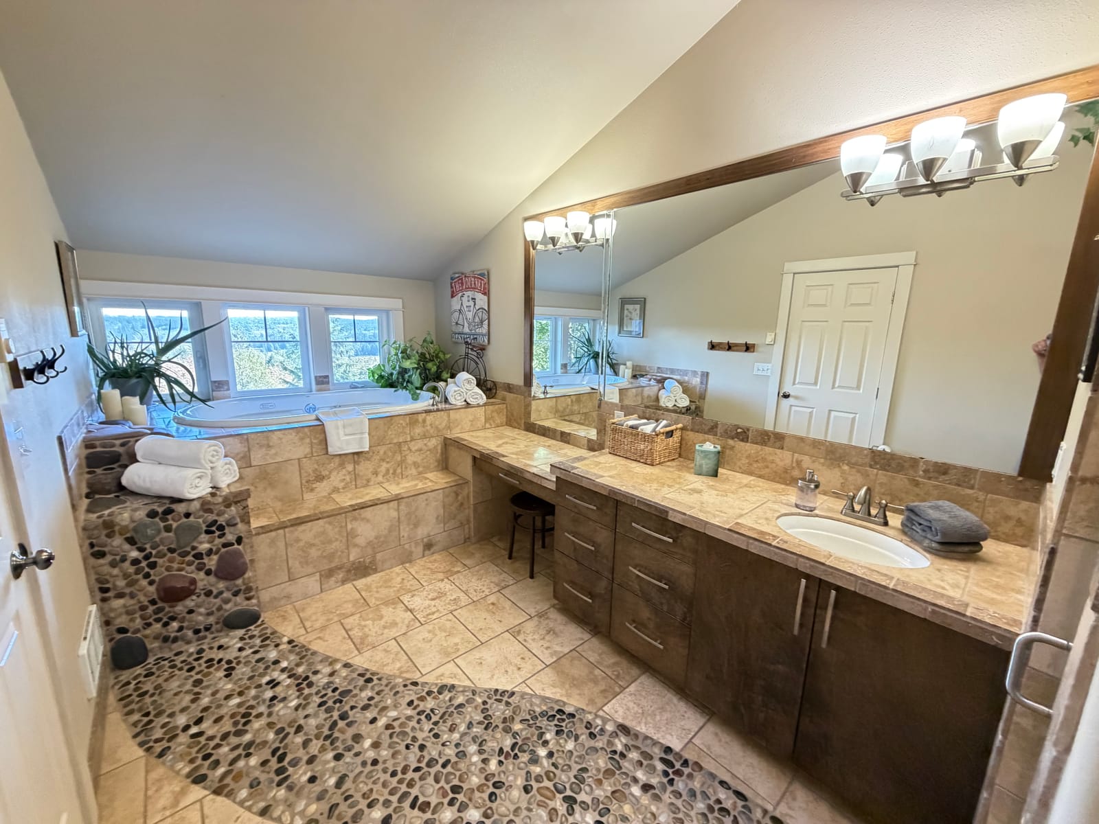 Upper ensuite with soaking tub