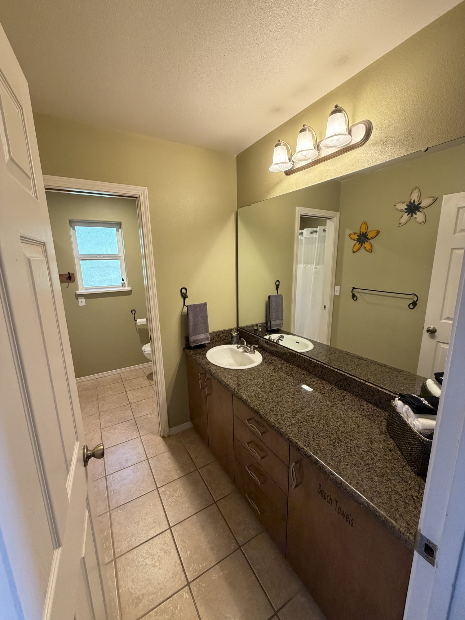 Bedroom 8 ensuite vanity