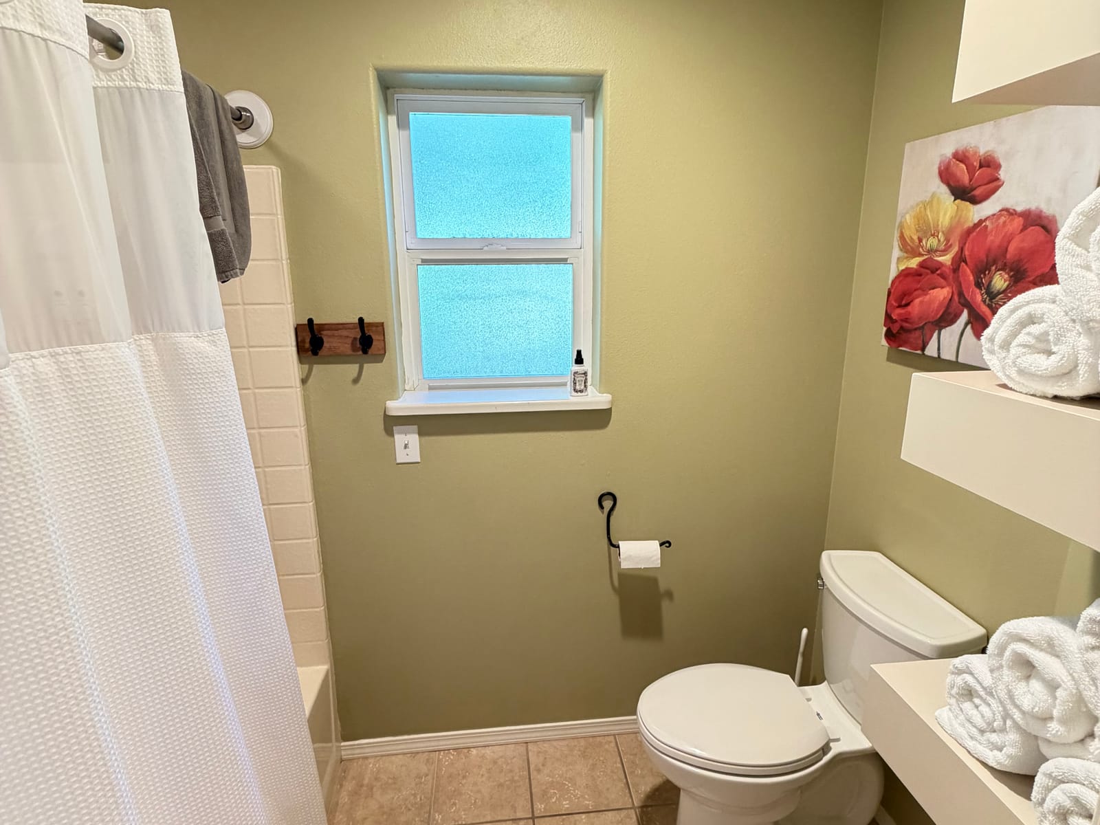 Bedroom 8 ensuite tub
