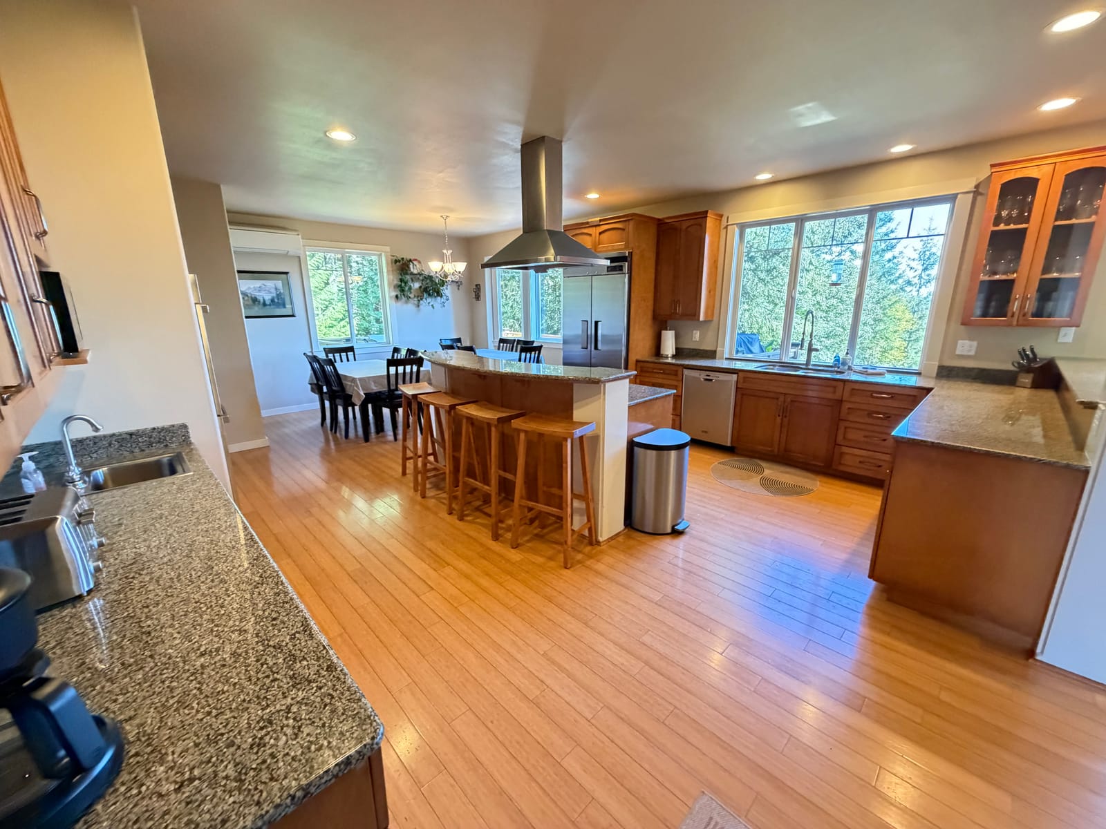 Country kitchen and dining at Blue Mountain Retreat