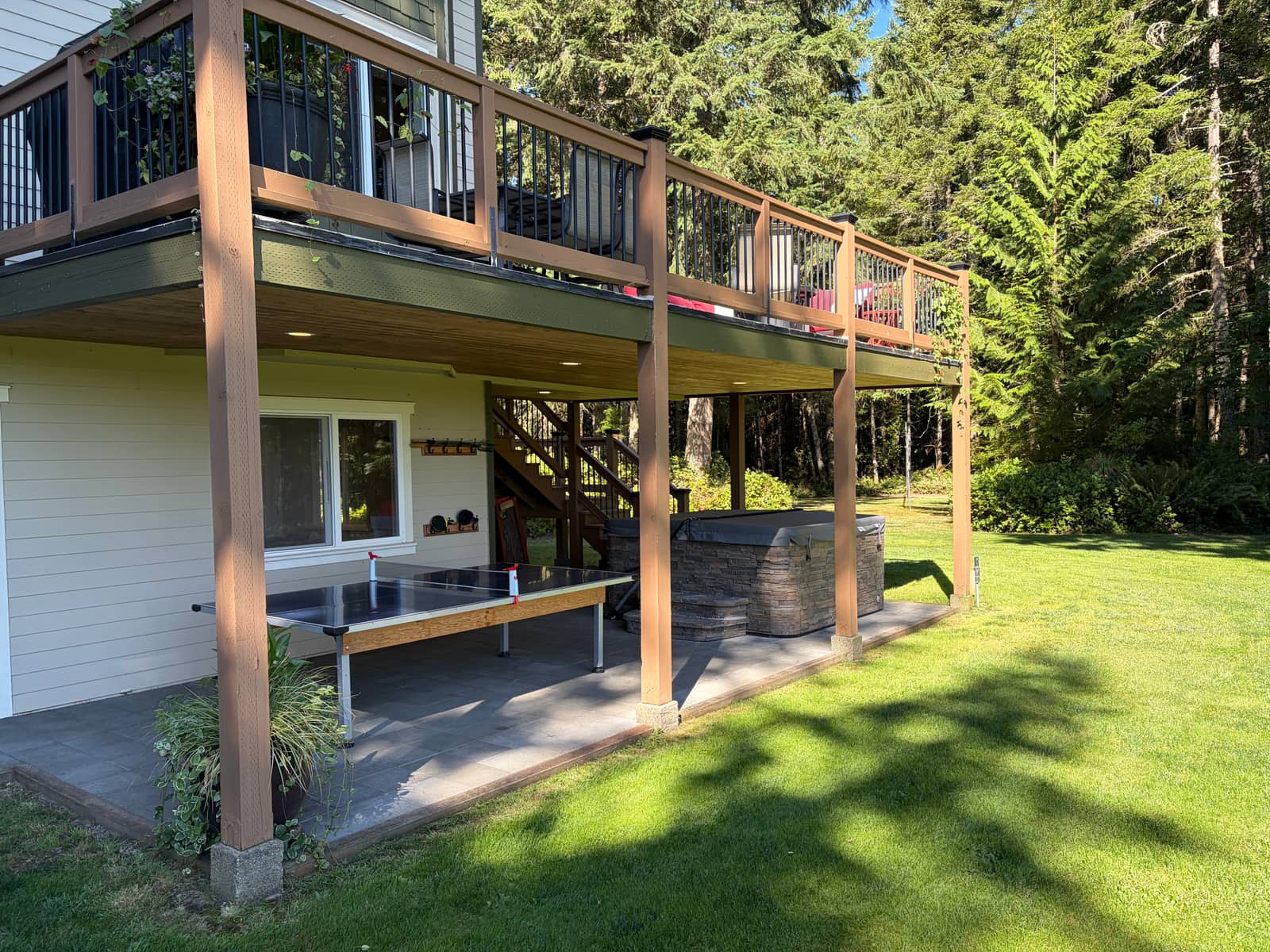 Ping-pong and jacuzzi under the deck